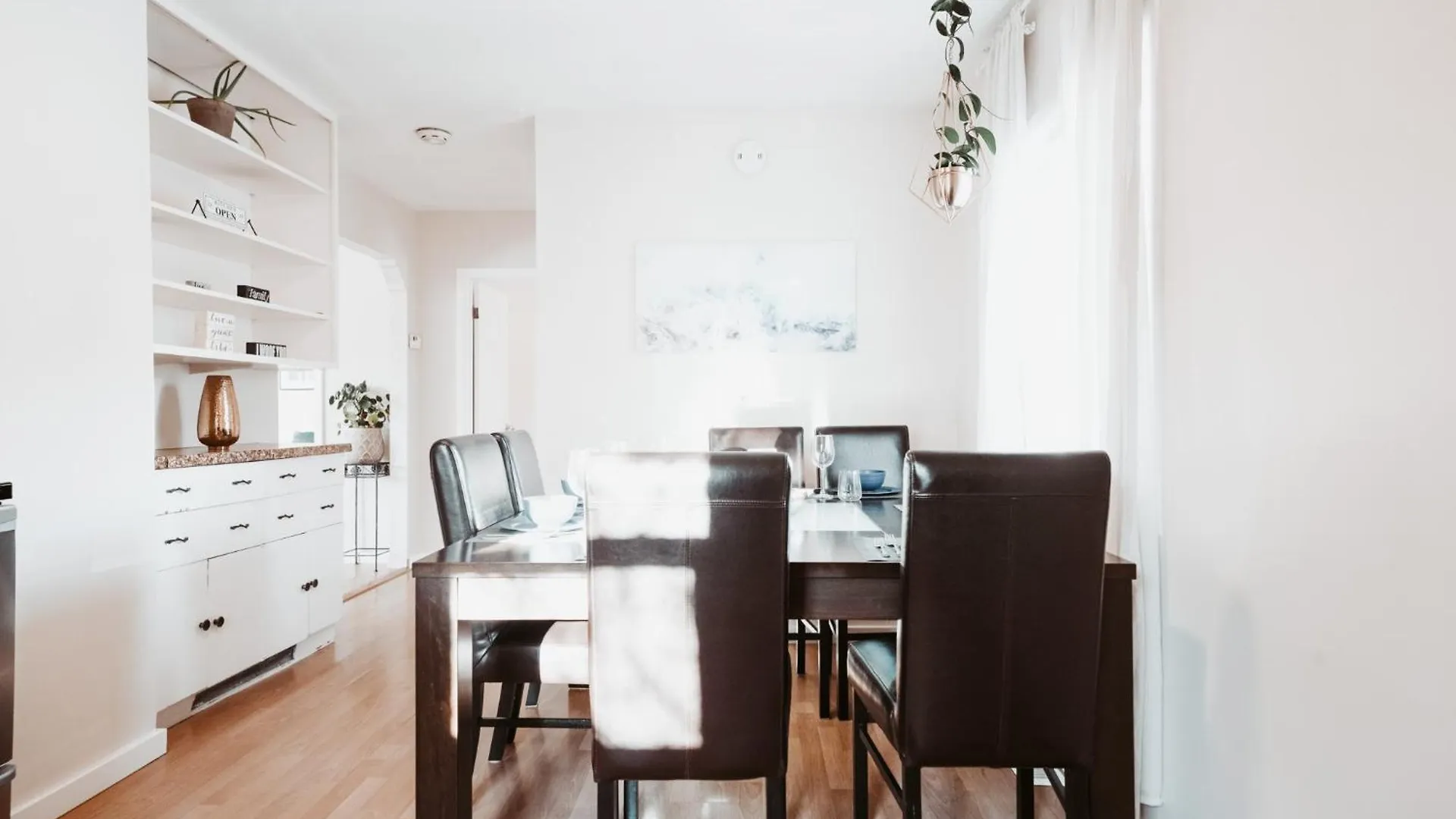 펜션 Stay & Play - Central Family Friendly YYC