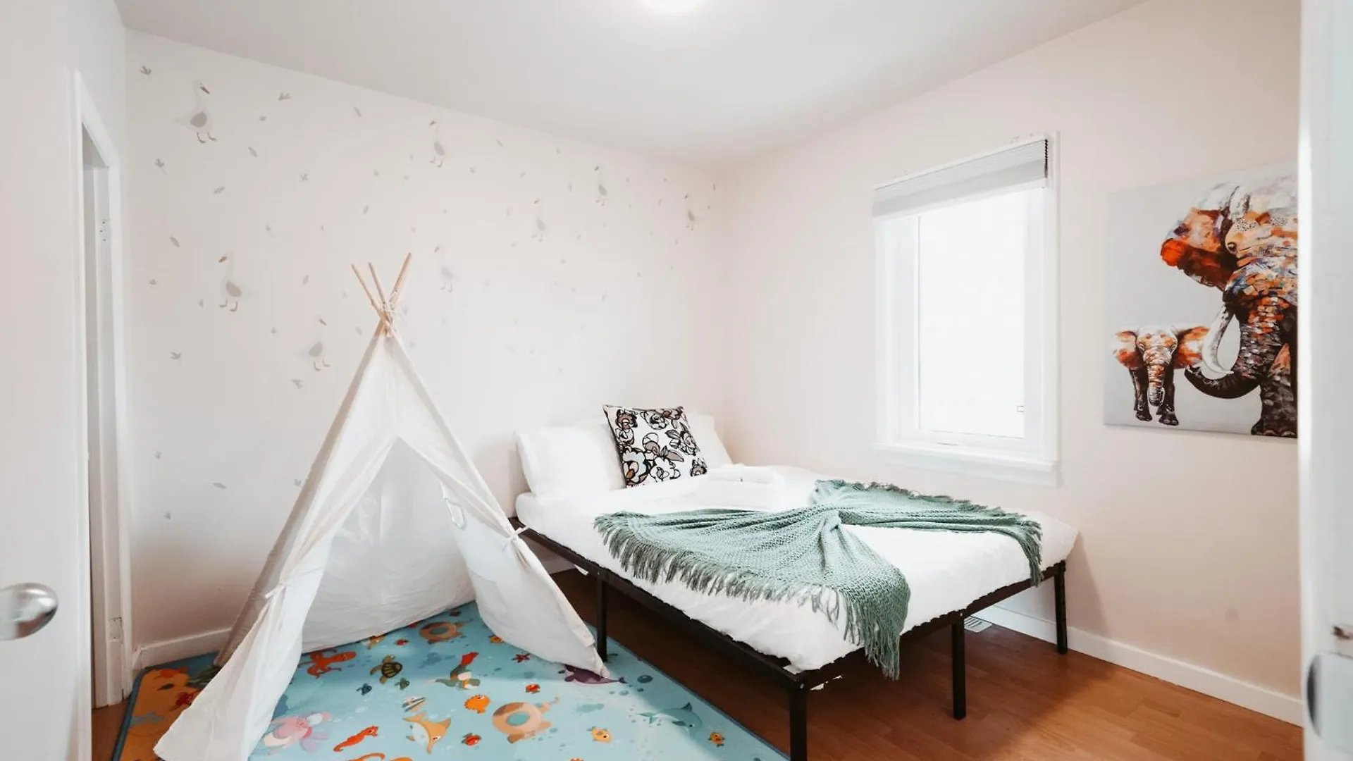 Stay & Play - Central Family Friendly YYC 0*,  캐나다